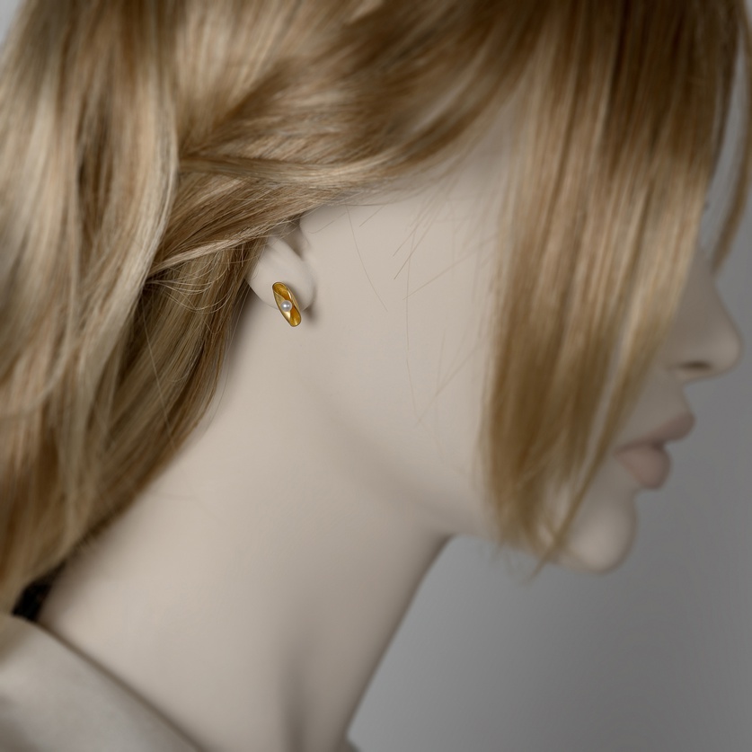 Stud gold & pearl earrings with fold