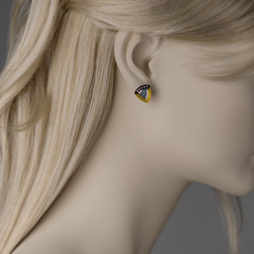 Τριγωνικά σκουλαρίκια σε ασήμι και χρυσό με φίλντισι και διαμάντια