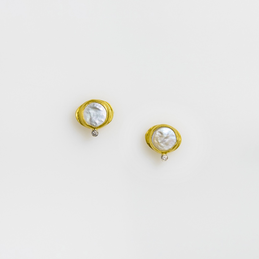 Gold earrings of timeless beauty with pearl and diamond