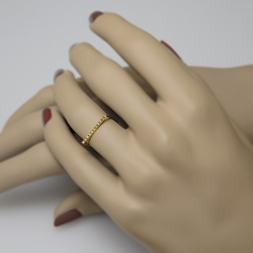 Elegant square ring in gold with brilliant-cut diamonds