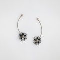 Flower-shaped drop earrings in black silver & pearls