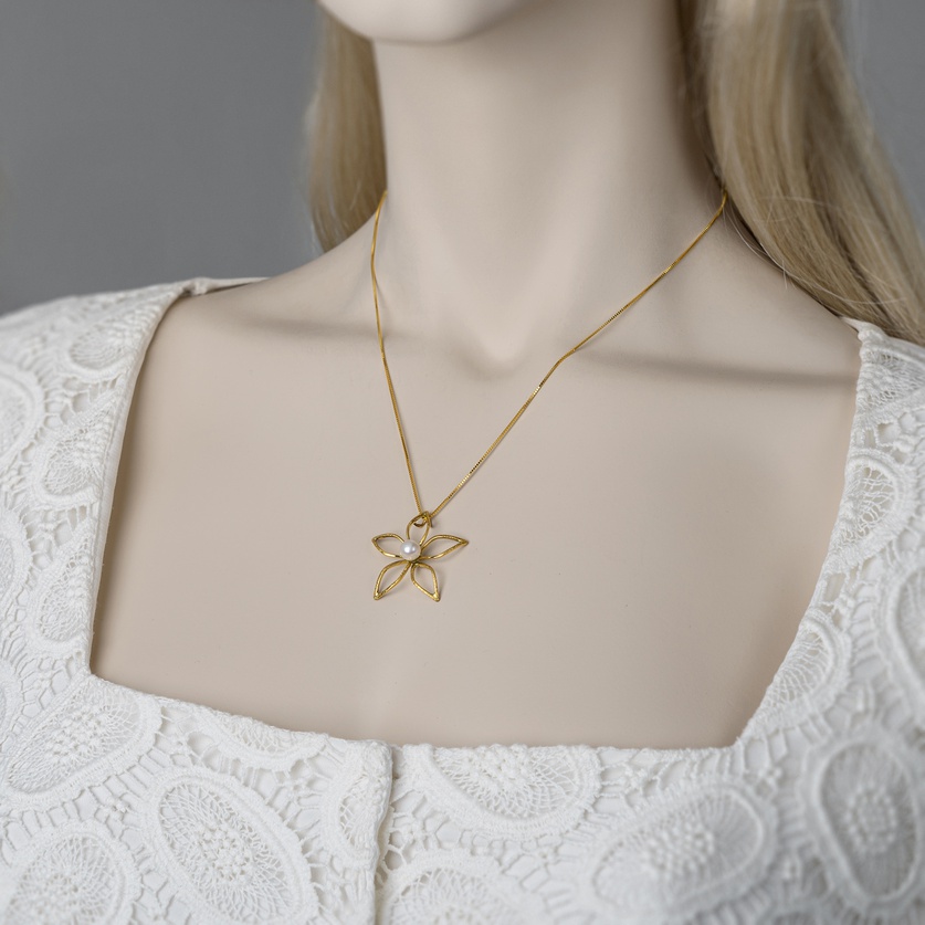 Flower shaped necklace on sale