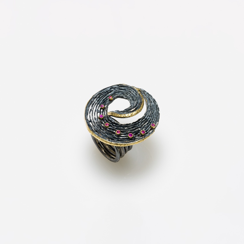 Imposing silver ring with gold inlay and rubies