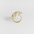 Artful ring in gold and three freshwater pearls