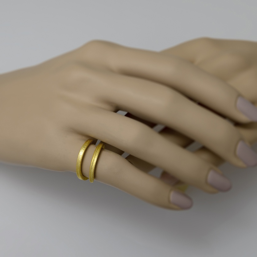 Sleek gold ring in chenier technique