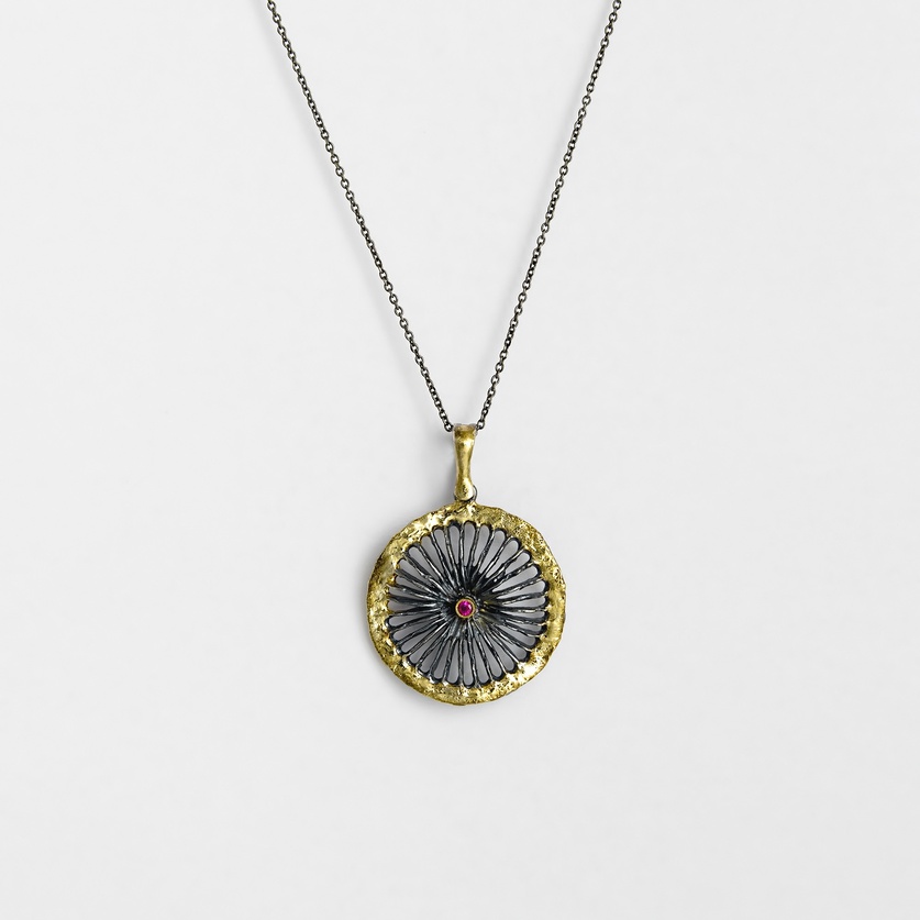 "Wheel" pendant in silver, gold inlay and ruby (medium size)