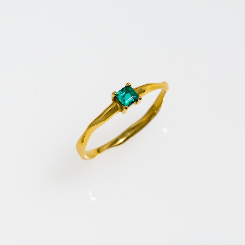 Χρυσό δαχτυλίδι αρραβώνα με emerald