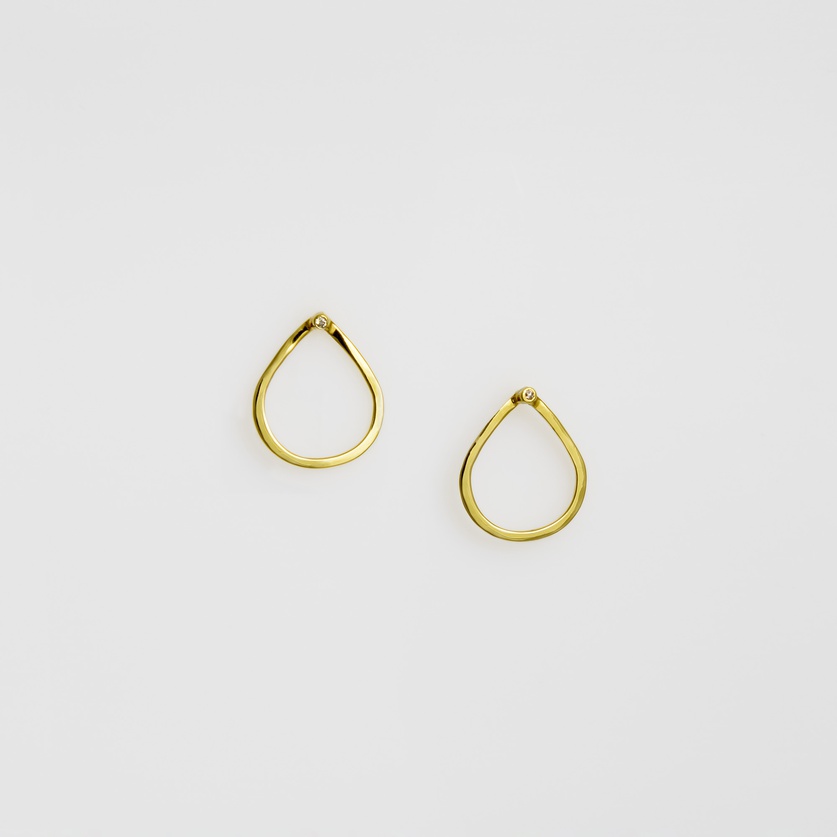 Discreet stud earrings in lustrous gold with diamond