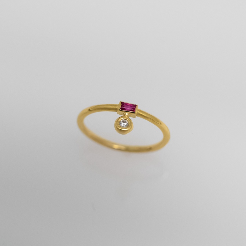 Elegant gold ring with ruby and diamond