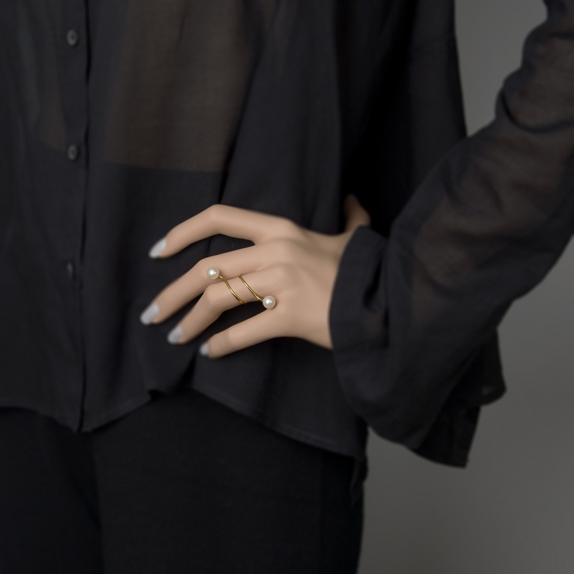 Exquisite gold ring with pearls on each end