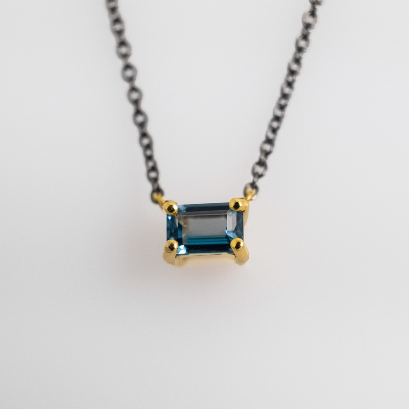 Όμορφο κολιέ σε χρυσό με μπλε topaz