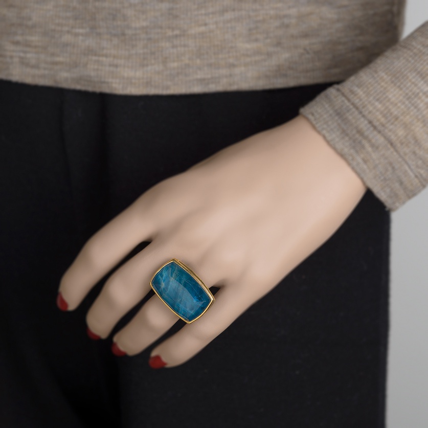 Ring with impressive doublet apatite stone in gold K14