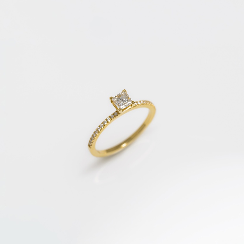 Impressive solitaire ring with Princess diamond