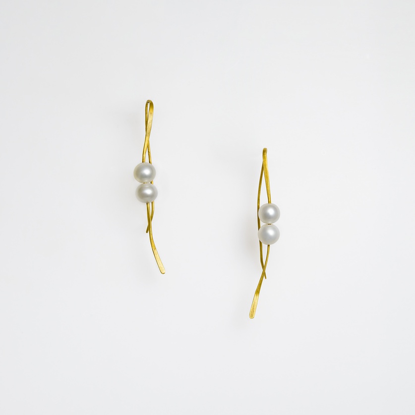 Impressive gold earrings with pearls