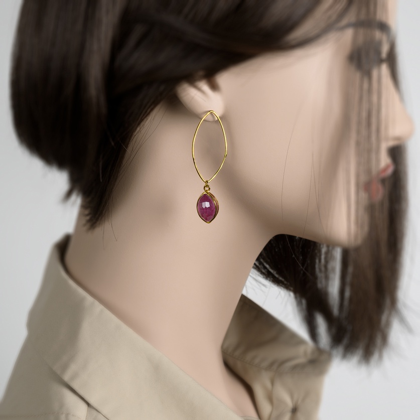 Elegant drop earrings in gold and ruby doublet stone