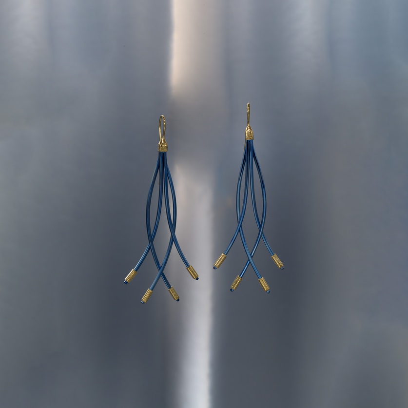 Elegant earrings in light blue titanium with gold