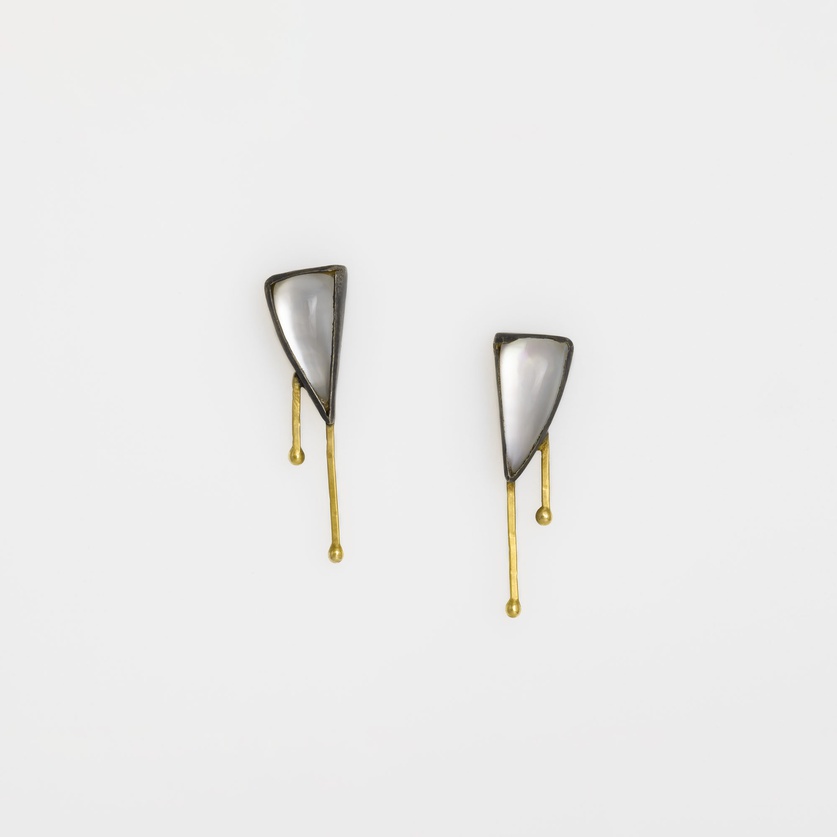 Καλλιτεχνικά καρφωτά σκουλαρίκια σε ασήμι και χρυσό με πέτρα φίλντισι doublet