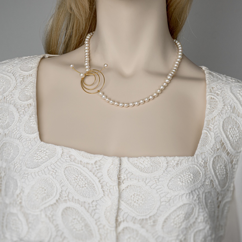 Necklace of sophisticated design in gold and pearls